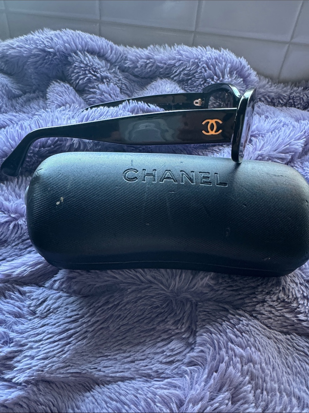 CHANEL Black Cat-Eye Sunglasses with Subtle Logo - Picture 2 of 4